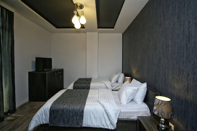 غرفة ثلاثية بسرير كينج وسرير فردي، Continental Hotel 1/4