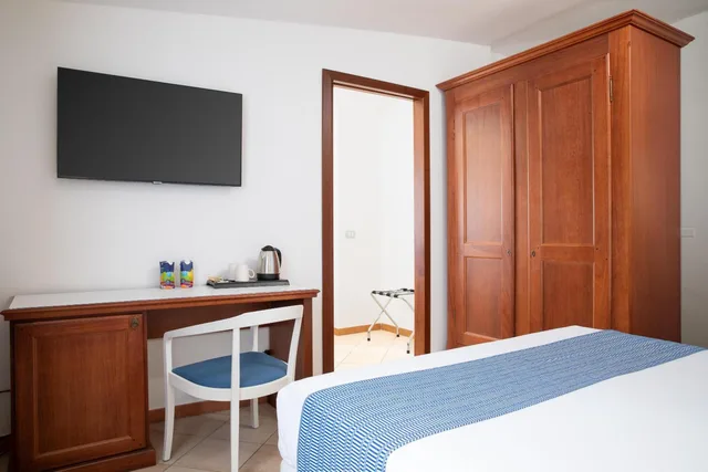 جناح جونيور بسرير كوين بإطلالة على البحر بغرفة نوم واحدة مع أريكة، Hotel Blumarea, BW Signature Collection 3/4