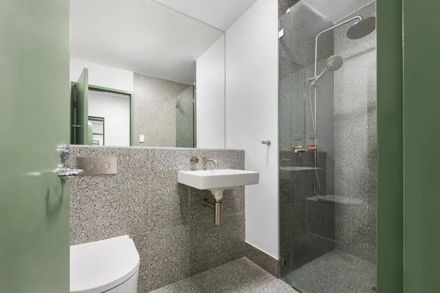 Twin Ensuite, YHA Sydney Central 4/5