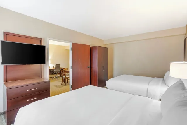 جناح عائلي بسريرين كوين بغرفة نوم واحدة مع أريكة، Comfort Suites State College near Penn State 2/5