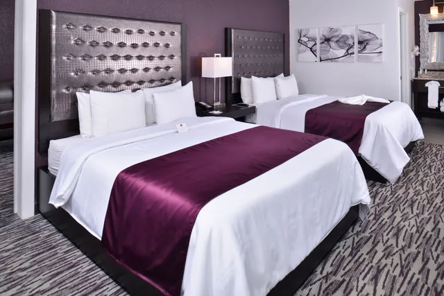 جناح بسريرين كوين مع أريكة يُسمح فيها بالحيوانات الأليفة، Clarion Inn & Suites Across From Universal Orlando Resort 1/10