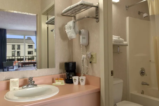 غرفة بسرير كينج للمدخنين، Days Inn by Wyndham Jonesboro AR 2/2