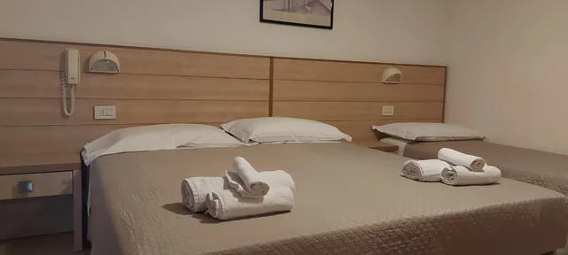 غرفة ثلاثية، Hotel Brezza 1/2