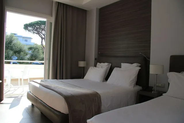 غرفة ثلاثية بسرير مزدوج وسرير فردي بإطلالة على البحر، Hotel Marad 2/3