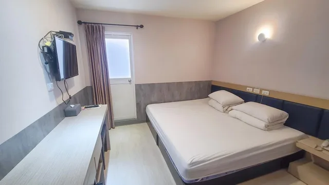 غرفة بسرير مزدوج بشرفة، YPJ HOTEL 1/3