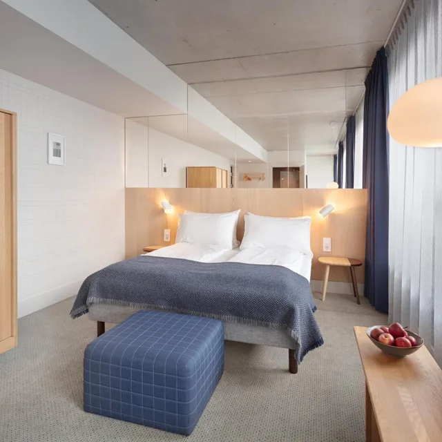 جناح جونيور بسرير كوين مع أريكة، ZANDER K HOTEL 1/5