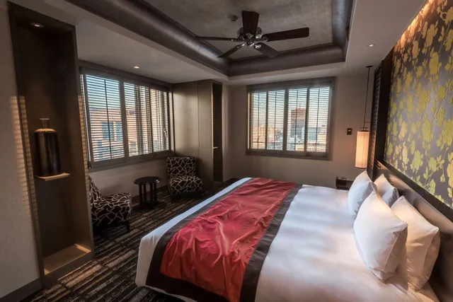 جناح بسرير كينج، Oriental Hotel 1/8