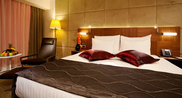 Junior Suite, King Bed, Crowne Plaza Istanbul Harbiye Hotel 1/10