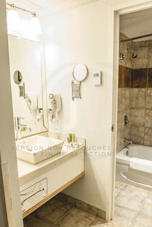 غرفة قياسية بسرير كينج مع أريكة، Centre de Congres Hotel La Sagueneenne 8/9