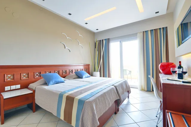 غرفة بسريرين منفصلين بإطلالة على المسبح، Evilion Sea And Sun Hotel 2/5