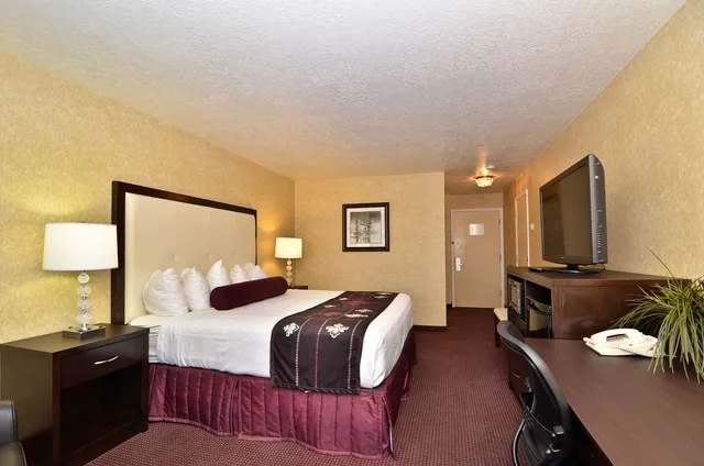 غرفة بسرير كينج بشرفة، Best Western Coral Hills 2/4