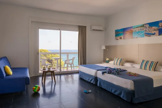 غرفة قياسية رباعية بأربعة أسرّة بإطلالة على البحر، htop Caleta Palace 1/8