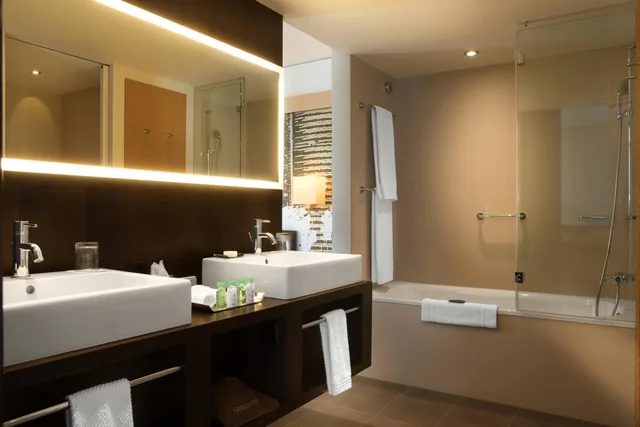 Executive, Suite, King Bed, Sofa, Club Lounge Access, RENAISSANCE ZURICH TOWER HOTEL 8/9