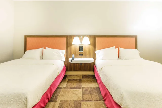 غرفة بسرير كينج وسريرين كوين، Hampton Inn Garden City, KS 2/10