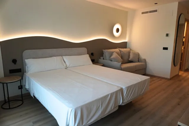 غرفة ثلاثية بسرير مزدوج بإطلالة على البحر، AR Roca Esmeralda and Spa 2/10