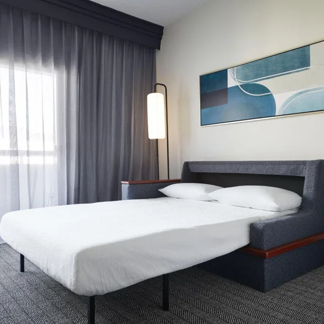 غرفة بسرير كينج مع أريكة، Courtyard by Marriott Kansas City Overland Park/Metcalf, South of College Boulevard 6/8