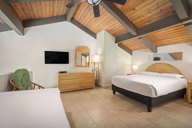 جناح بسريرين كوين وسريرين منفصلين بإطلالة على البحر بـ3 غرف نوم مع أريكة، Aston At Papakea Resort 1/2