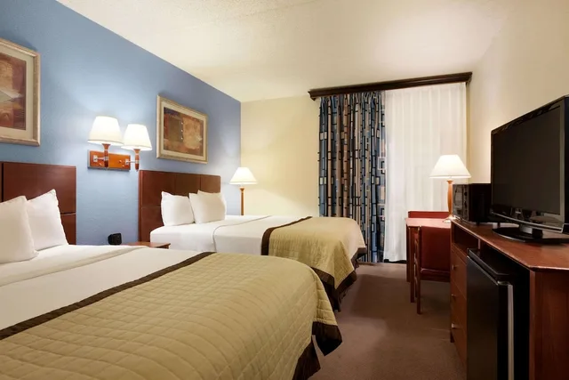غرفة بسريرين كوين، Ramada by Wyndham Fargo 1/2