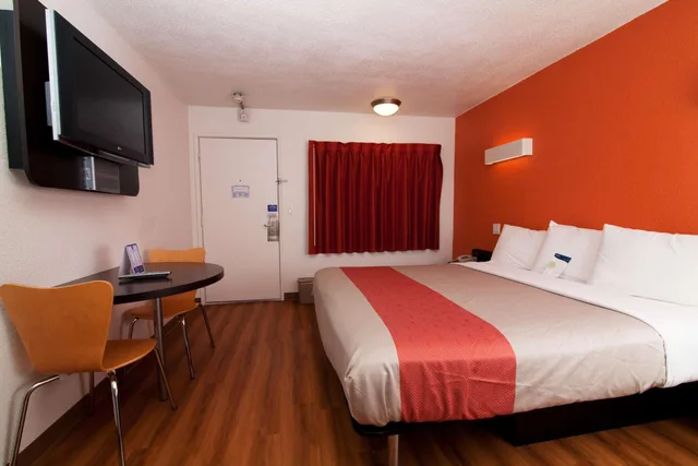 غرفة بسرير كينج لذوي الإعاقة، Motel6 Bremerton, WA 1/8
