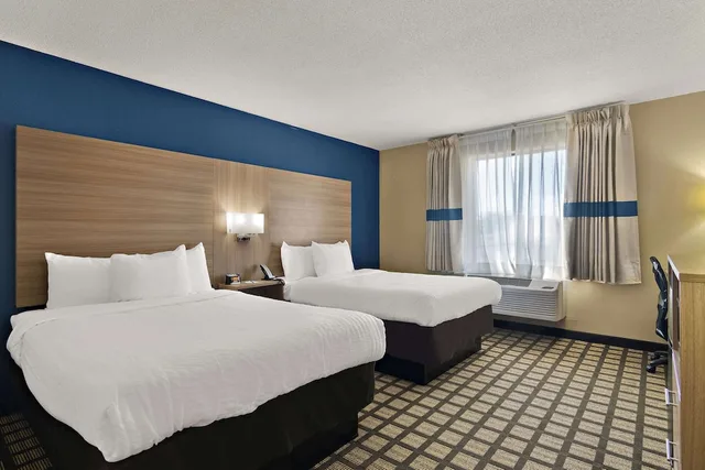 غرفة بسريرين مزدوجين لذوي الإعاقة، Clarion Pointe Bloomington - Normal near I-55 and University 1/3