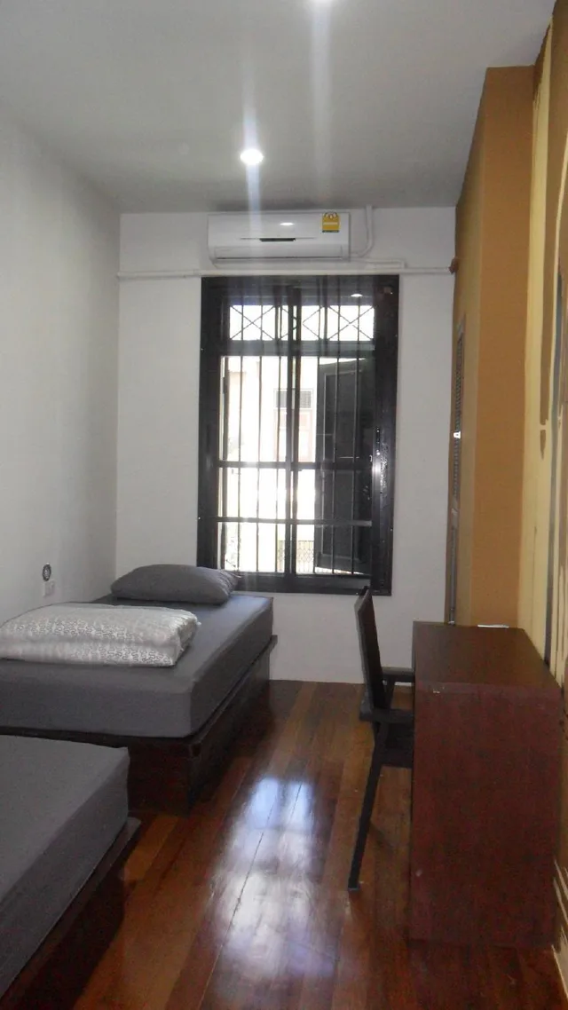 غرفة بسريرين منفصلين وسرير بطابقين، Sunny Hostel Phuket 1/2