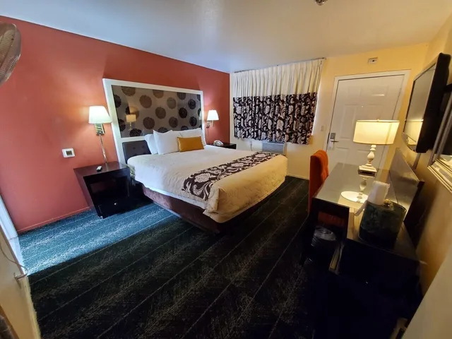 Standard, King Bed, Bluebird Day Inn & Suites 1/5