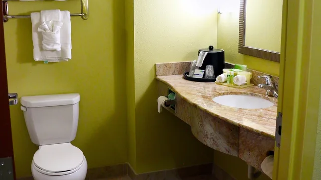 جناح بسريرين كوين لذوي الإعاقة، Holiday Inn Express Hotel And Suites Perry 4/6