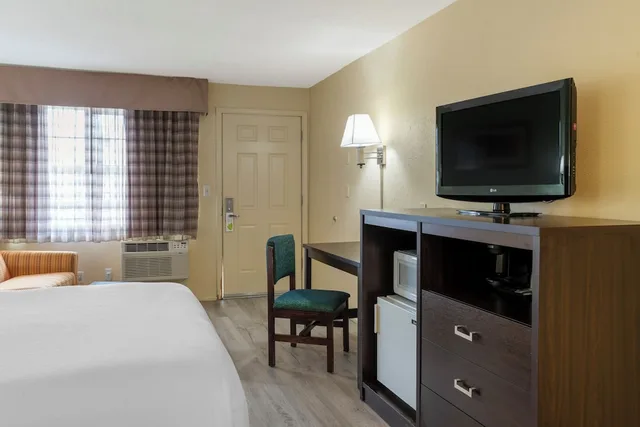 Deluxe, Queen Bed, University Inn Suites 4/7