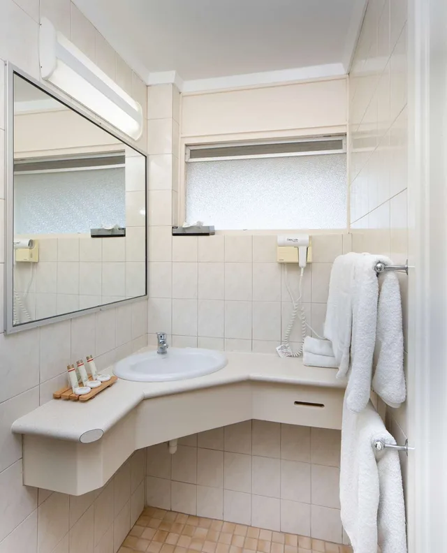 Quality, Deluxe, 1 Queen and 1 Single Bed، Hospitality Inn Geraldton SureStay Collection by Best Western 4/5