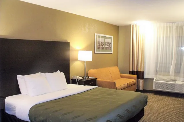 غرفة بسرير كينج بإطلالة على المسبح، Clarion Pointe Winslow I-40 1/4