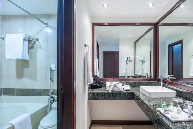 جناح بسرير كوين مع سرير إضافي، Nh Cali Royal Hotel 2/2