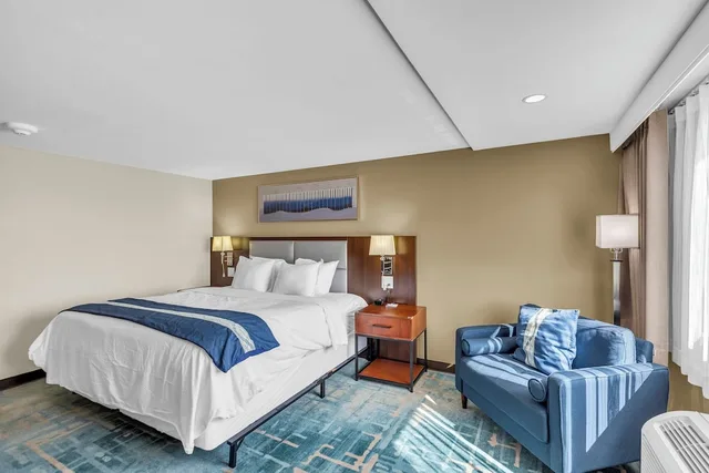 غرفة كومفورت مفردة بسرير كينج، Baymont by Wyndham Kansas City North 1/5