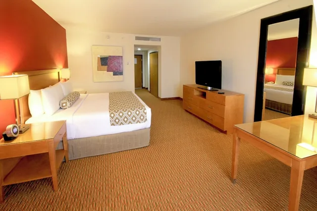غرفة قياسية بسرير كينج، CROWNE PLAZA MONTERREY AEROPUERTO 4/10