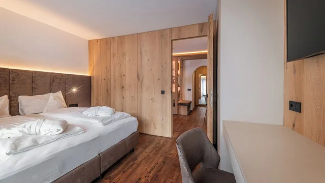 جناح سوبيريور بسرير كوين بغرفة نوم واحدة مع أريكة، Hotel Interski 2/5