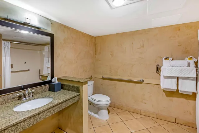 غرفة بسرير كينج بحوض استحمام لذوي الإعاقة، Best Western Plus Raton Hotel 4/4