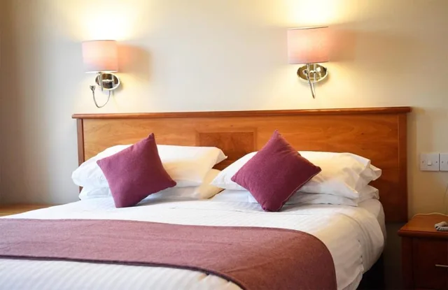 غرفة سوبيريور بسرير مزدوج بإطلالة على البحر، The Royal Hotel, Portree 7/9