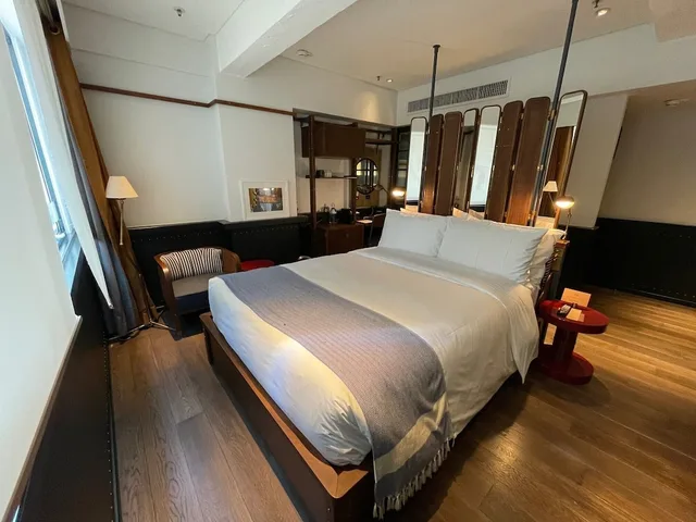 Medium, Queen Bed، The Fleming Hong Kong 1/4