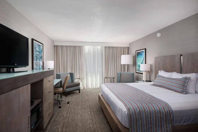 غرفة بسرير كينج يُسمح فيها بالحيوانات الأليفة في الطابق العلوي، Best Western Plus Agate Beach Inn 1/6