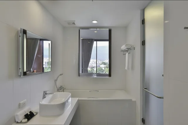 غرفة بريميوم سوبيريور بسرير مزدوج بإطلالة على الجبل بحوض استحمام، Eastin Tan Hotel Chiang Mai 7/7