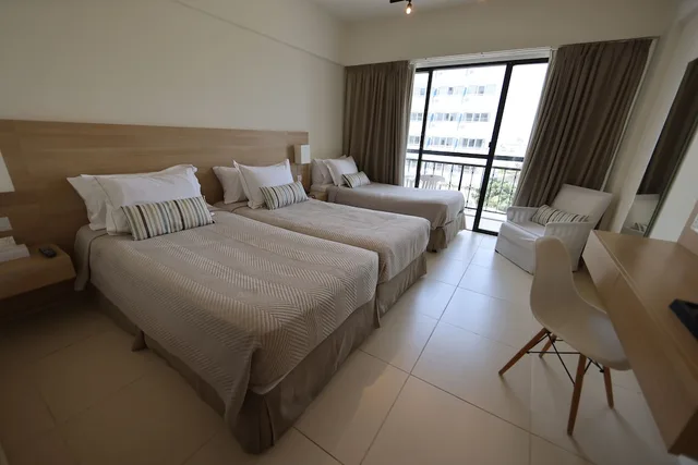 غرفة قياسية ثلاثية بسريرين منفصلين بإطلالة جزئية على البحر، Sandy Beach Hotel & Spa 1/4