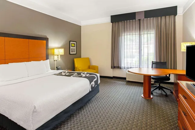 Room, King Bed, La Quinta Inn & Suites by Wyndham Birmingham Hoover 3/8