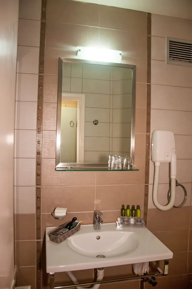 Room, Single, Queen Bed, Mountain View, Glyfada Beach 9/10