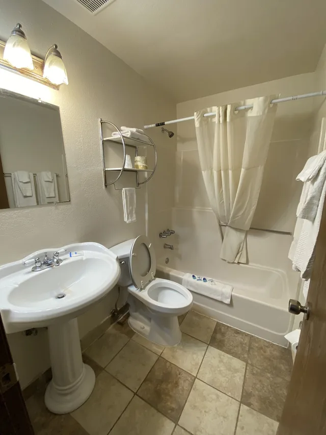 غرفة قياسية بسريرين كوين، Rodeway Inn Rifle 3/3