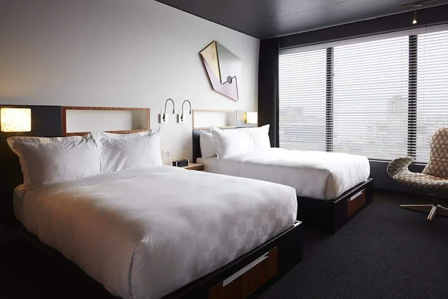 غرفة قياسية بسريرين كوين، Hotel Alt Montreal 1/6