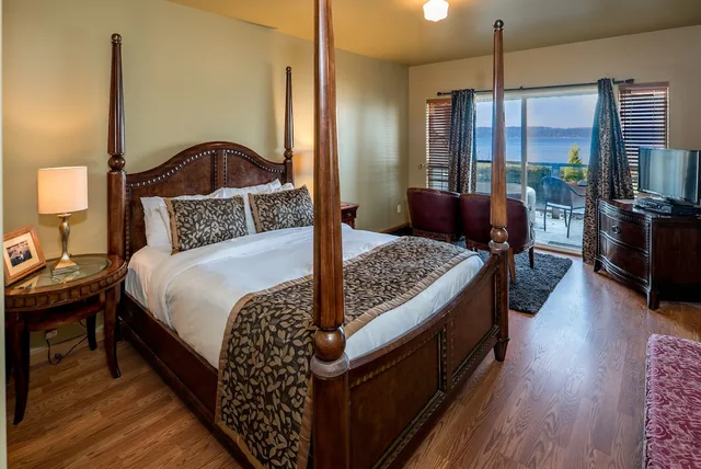 غرفة بسرير كينج وسريرين كينج بجاكوزي، Camano Island Inn 4/6