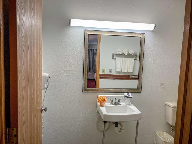 1 King Bed - Non-Smoking, Micfridge، Motel6 Elkhart, IN 8/10