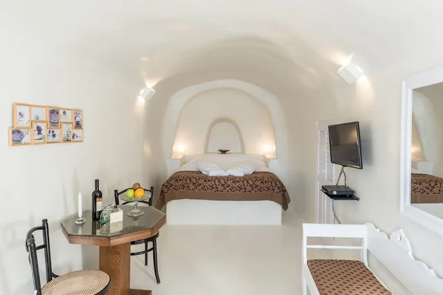 Suite, 1 Single and 2 Double Beds, Caldera View, Sofa، Fanari Villas 6/10