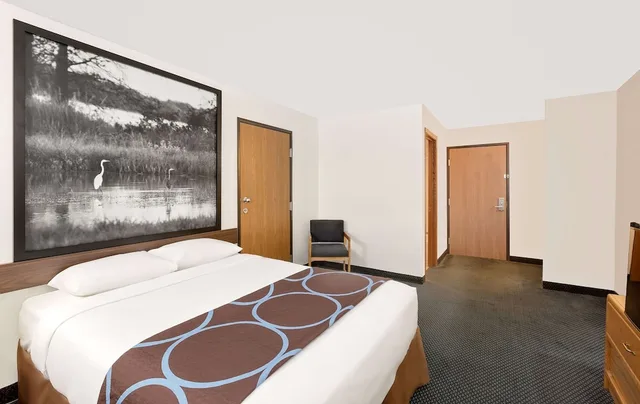 Room, Queen Bed, Accessible, Super 8 By Wyndham St. James 2/3