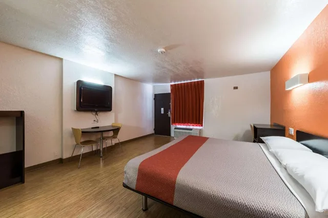غرفة بسرير كينج لغير المدخنين بمطبخ، Motel6 Uvalde, TX 1/7