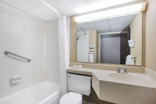 غرفة بسرير كينج، Ramada By Wyndham Grand Forks 5/6